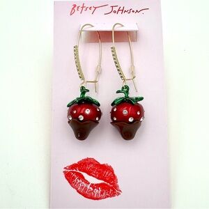NWT Betsey Johnson Strawberry Drop Earrings 🍓✨